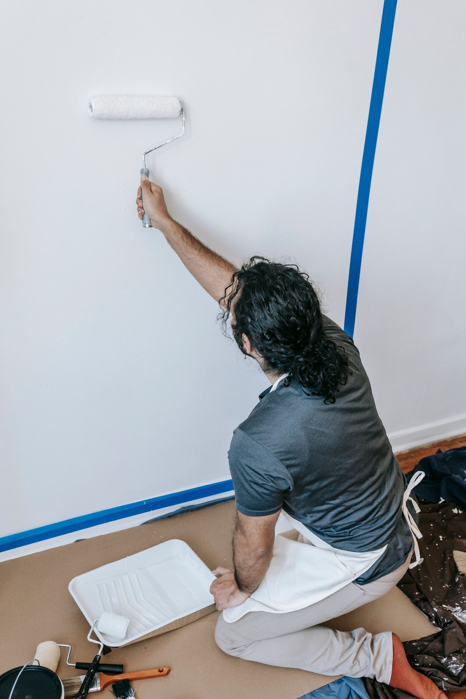 Peintre au rouleau en intervention