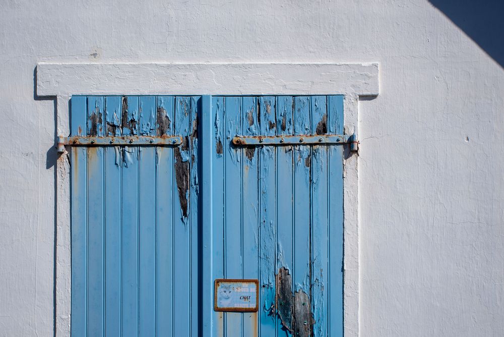 Volets en bois peints en bleu